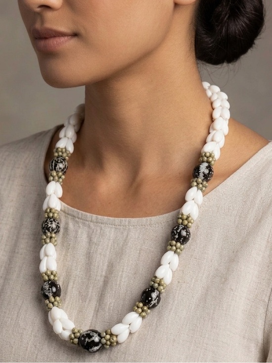 Jewelry - Genuine Hawaiian lei white bubble shells and polished black and brown kukui nuts